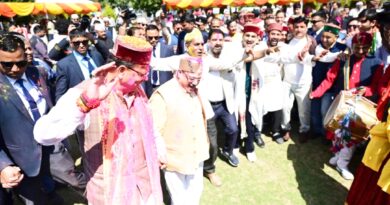 होली मिलन कार्यक्रम में जुटे गढ़वाल-कुमाऊं से लेकर जौनसार तक के कलाकार