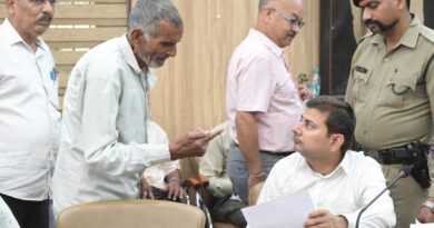 जनता दरबार में छलका बुजुर्ग का दर्द, पुत्र-पुत्रबधू पर उत्पीड़न का आरोप, वरिष्ठ नागरिक अधिनियम में कार्रवाई