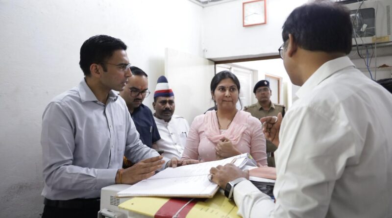 सब-रजिस्ट्रार कार्यालय विकासनगर में डीएम का औचक निरीक्षण; गंभीर अनियमितताओं का बड़ा खुलासा