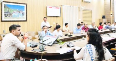 जन आकांक्षाओं से जुड़ी हैं मुख्यमंत्री घोषणाएं, युद्धस्तर पर पूरा करें कार्य-डीएम