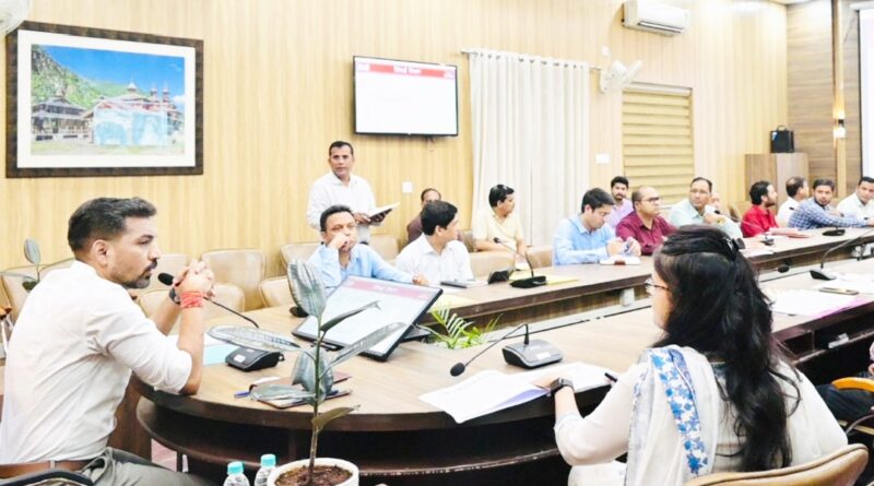जन आकांक्षाओं से जुड़ी हैं मुख्यमंत्री घोषणाएं, युद्धस्तर पर पूरा करें कार्य-डीएम