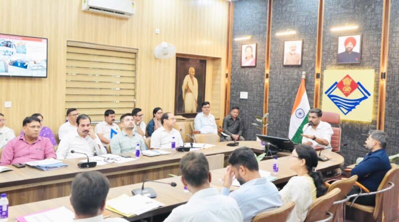 कार्य समय पर पूरे करें, नहीं तो होगी कार्रवाई’: डीएम