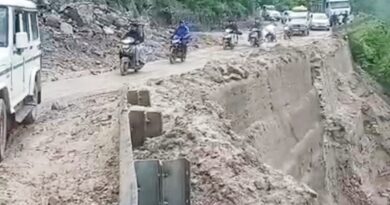बारिश से पुश्ता ढहा, चार-पांच मकान क्षतिग्रस्त; डीएम रात को ही मौके पर पहुंचे त्वरित उपाय से मिली राहत