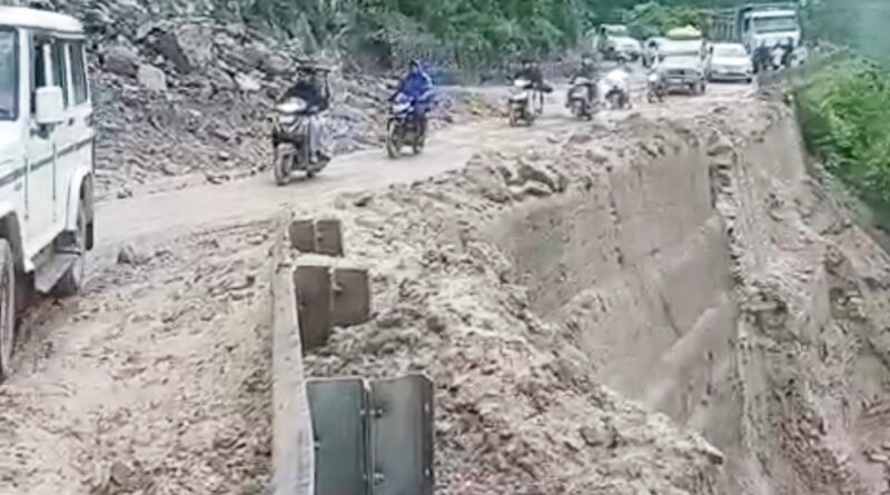बारिश से पुश्ता ढहा, चार-पांच मकान क्षतिग्रस्त; डीएम रात को ही मौके पर पहुंचे त्वरित उपाय से मिली राहत