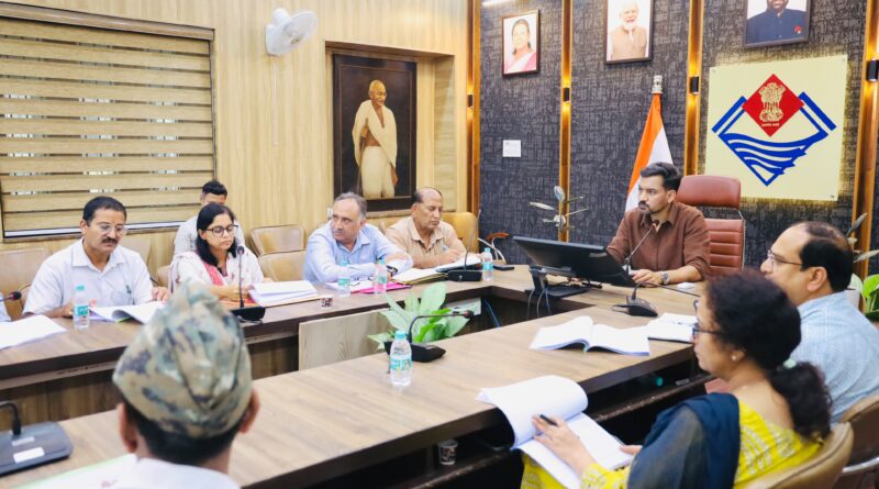 जिला चिकित्सालय के घटते राजस्व के कारणों की जांच कर विस्तृत रिपोर्ट प्रस्तुत करने के डीएम ने दिए निर्देश