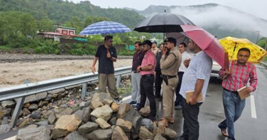 भारी वर्षा के बीच ग्राउंड जीरो पर डटे रहे डीएम डॉ0 आशीष चौहान, स्वयं किया संवेदनशील क्षेत्रों का निरीक्षण