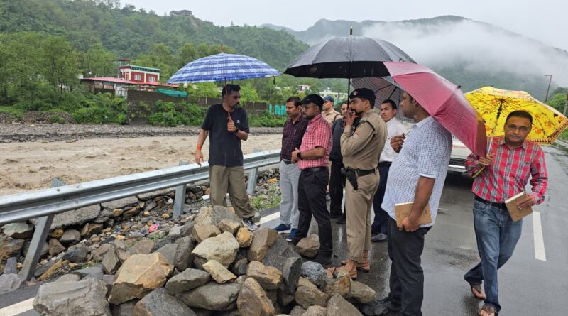 भारी वर्षा के बीच ग्राउंड जीरो पर डटे रहे डीएम डॉ0 आशीष चौहान, स्वयं किया संवेदनशील क्षेत्रों का निरीक्षण