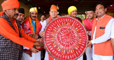 देवीधुरा में फलों-फूलों से बरसी बग्वाल, ऐतिहासिक पाषाण युद्ध के साक्षी बने लाखों श्रद्धालु