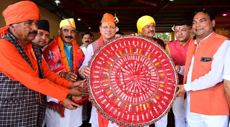 देवीधुरा में फलों-फूलों से बरसी बग्वाल, ऐतिहासिक पाषाण युद्ध के साक्षी बने लाखों श्रद्धालु