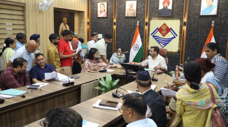 समाधान दिवस में डीएम ने 109 फरियादियों की सुनी समस्याएं, अधिकांश मामलों का मौके पर किया निस्तारण