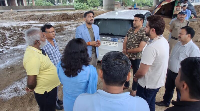 दिल्ली-देहरादून आर्थिक कॉरिडोर से जुड़ी 12 किमी ग्रीनफील्ड बाईपास परियोजना का डीएम ने किया निरीक्षण