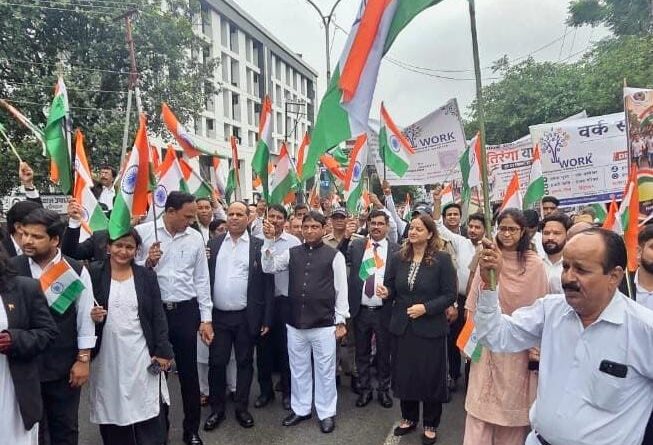 स्वतंत्रता दिवस की पूर्व संध्या पर देहरादून में निकली भव्य तिरंगा यात्रा