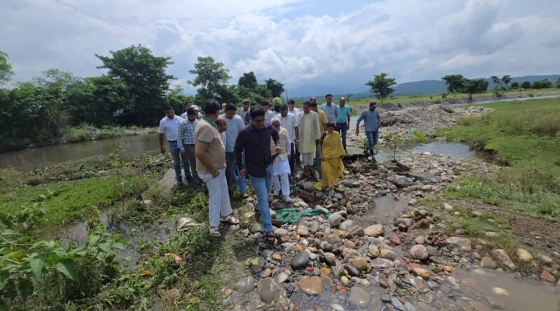 बाढ़ प्रभावित क्षेत्रों का मंत्री और विधायक ने किया स्थलीय निरीक्षण, अधिकारियों को त्वरित कार्रवाई के निर्देश