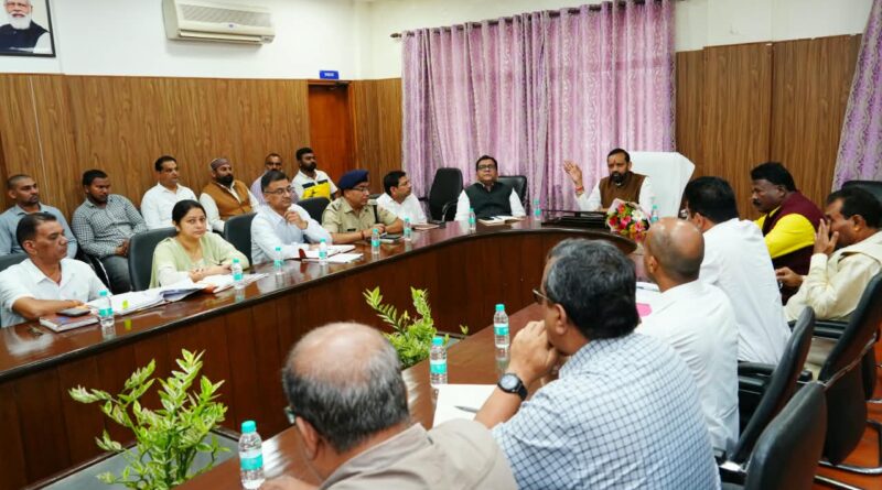 सफाई कर्मचारियों के अधिकारों एवं कल्याणकारी योजनाओं के प्रभावी क्रियान्वयन को लेकर आयोग के अध्यक्ष ने की समीक्षा बैठक