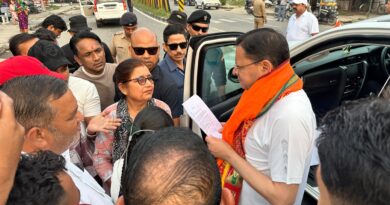 नानकमत्ता कार्यक्रम के लिए जाते समय झनकट में मुख्यमंत्री धामी ने रुकवाया काफिला, आमजन की सुनी समस्याएं