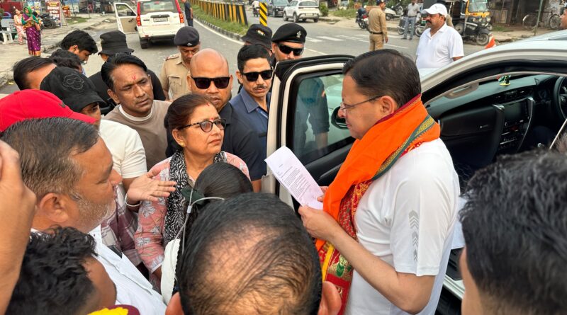 नानकमत्ता कार्यक्रम के लिए जाते समय झनकट में मुख्यमंत्री धामी ने रुकवाया काफिला, आमजन की सुनी समस्याएं
