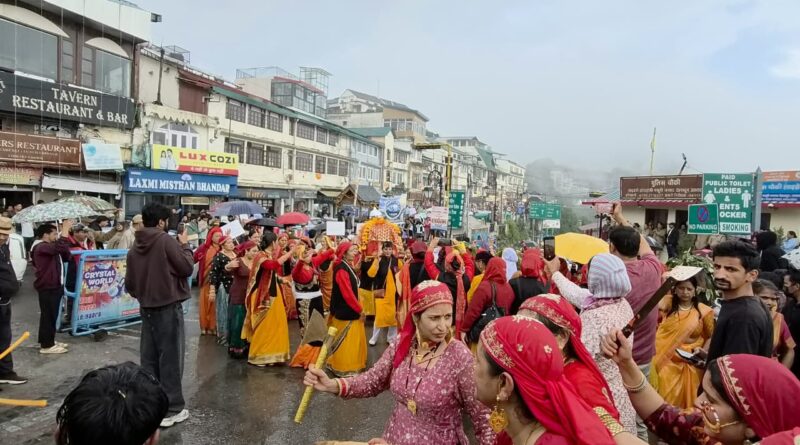 मसूरी में शरदोत्सव का रंगारंग आगाज, लोक संस्कृति के रंग में रंगा गांधी चौक