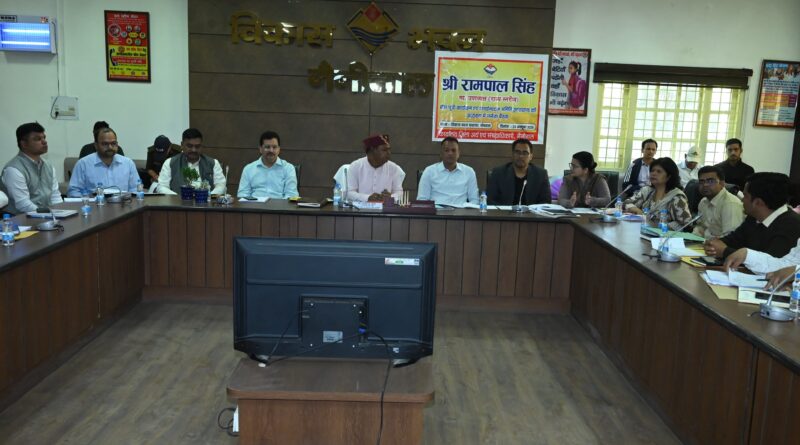 भीमताल में नैनीताल जनपद की समीक्षा बैठक सम्पन्न, अंतिम छोर पर खड़े व्यक्ति तक पहुंचे योजनाओं का लाभ : रामपाल सिंह